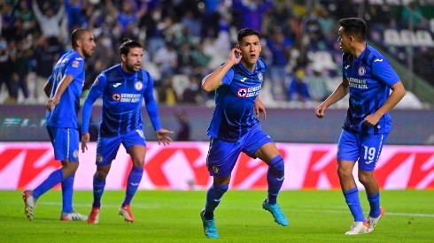Uriel Antuna firmó un gol de antología para el triunfo de Cruz Azul.