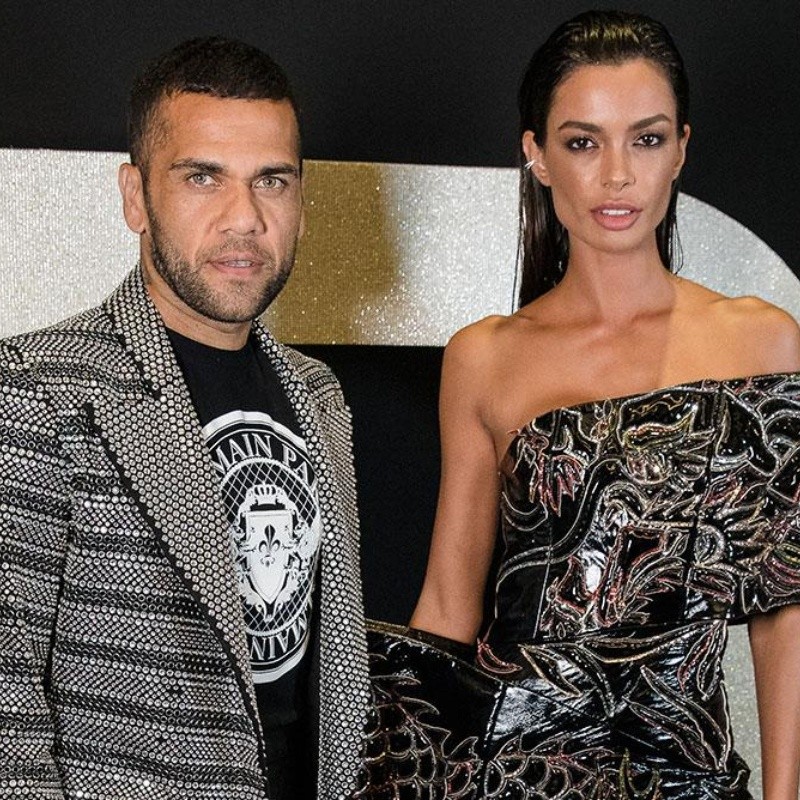 La particular reacción de Dani Alves por piropos a su esposa