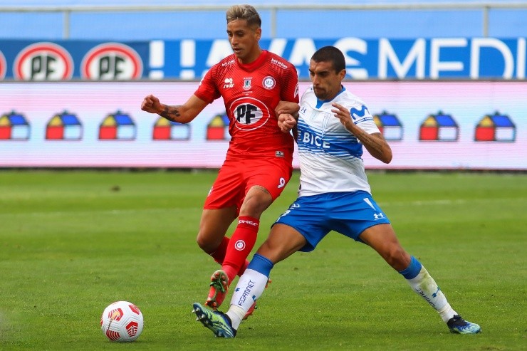 Ampuero avisa que los Cruzados siguen fuertes l Foto: Agencia Uno 
