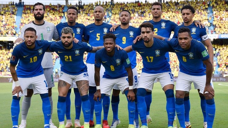 Equipo de Brasil con camiseta visitante.