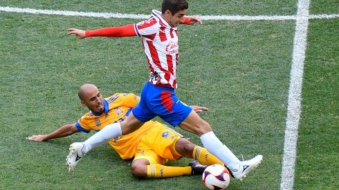 Isaác Brizuela disputa un balón con Guido Pizarro (IMAGO 7)