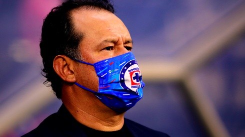 Juan Reynoso se mantiene como director récnico de Cruz Azul.