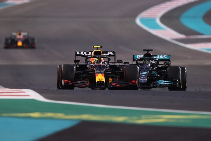 Pérez vs Hamilton con Verstappen aproximándose (Getty Images)