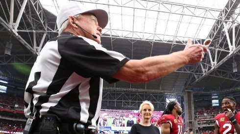 Referee Walt Coleman doing a coin toss in 2018 at the Commanders vs Cardinals game