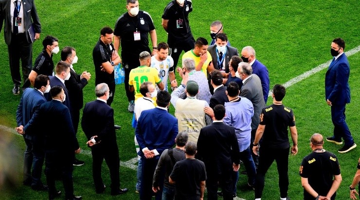 Health Staff of ANVISA of Brazil argue with Lionel Messi of Argentina and Neymar of Brazil (Photo by MB Media/Getty Images)