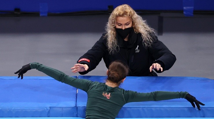 Eteri Tutberidze le da indicaciones a Valieva (Getty)