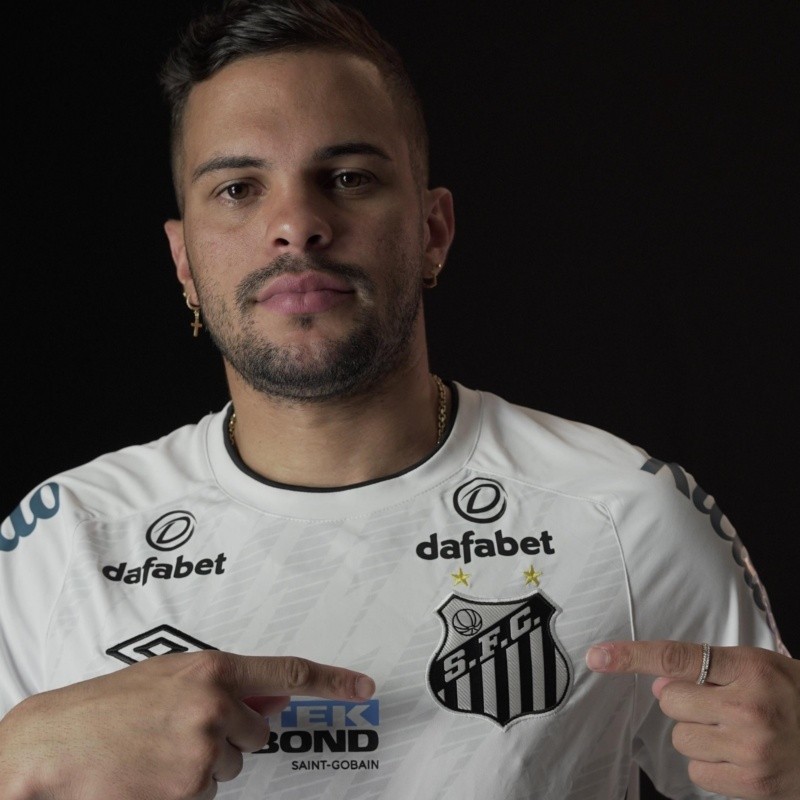 Auro é anunciado pelo Santos, mas revela que terá que esperar para estrear com o Peixe