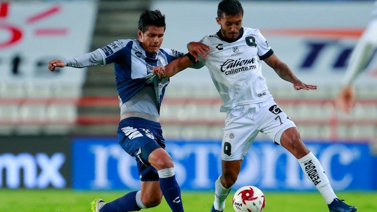 Miguel Herrera disputa el balón en el último Pachuca - Querétaro (Foto: Getty).