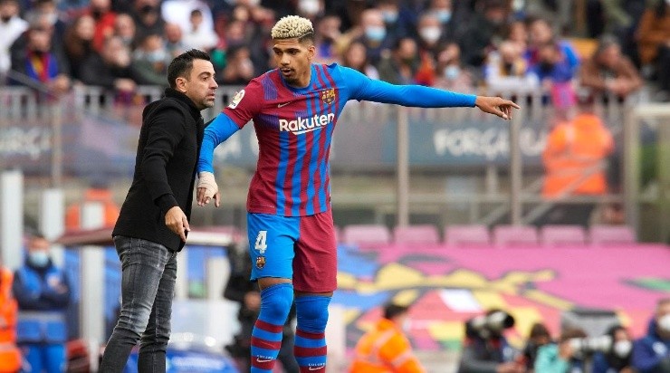 Xavi Hernandez head coach of Barcelona gives instructions to Ronald Araujo (Photo by Jose Breton/Pics Action/NurPhoto via Getty Images)