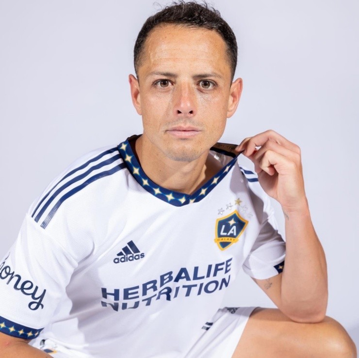 Le nouveau maillot domicile du LA Galaxy dévoilé par Javier Hernandez -  L'Équipe