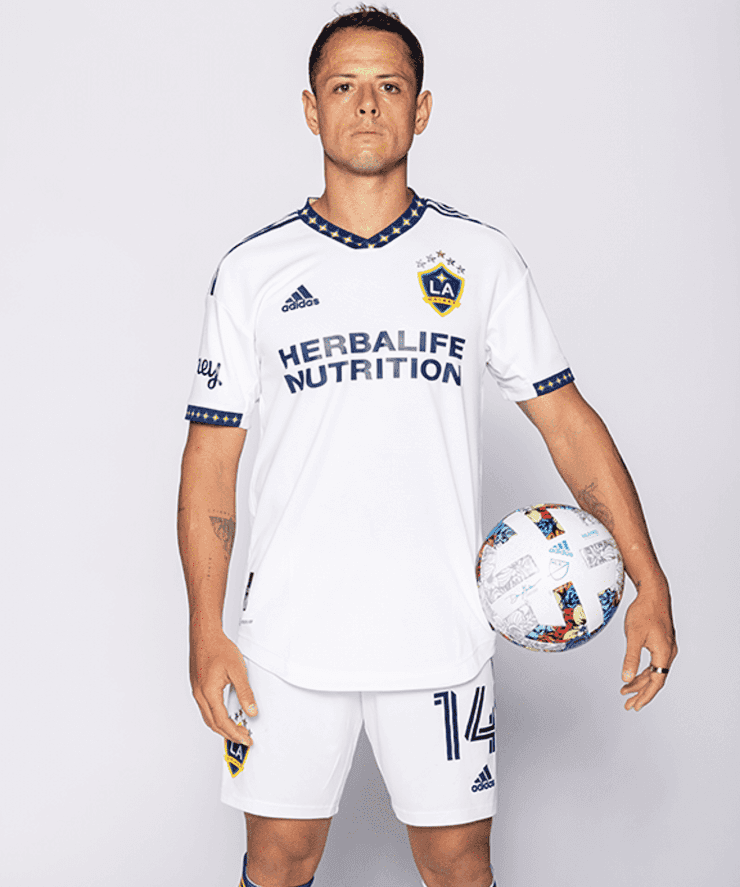 Le nouveau maillot domicile du LA Galaxy dévoilé par Javier Hernandez -  L'Équipe