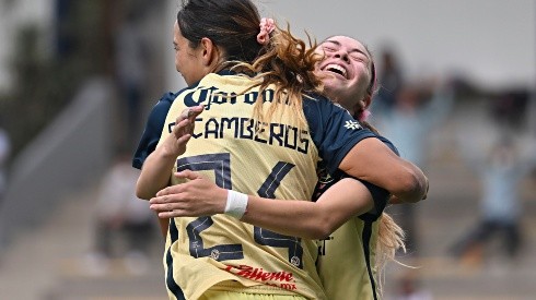 Scarlett Camberos se abrazo con Katty Martínez en un gol del América Femenil