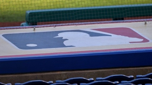 Logo oficial de MLB en estadio de Philadelphia Phillies