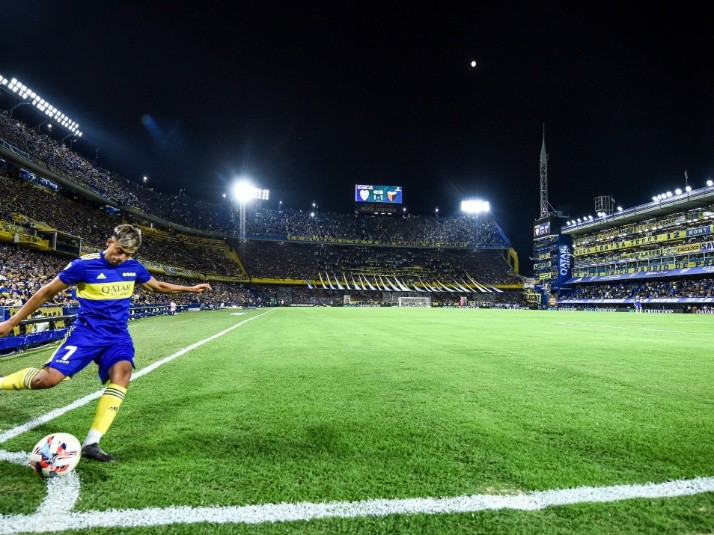 How do you say vamos jogar bola hoje a noite lá no estádio? in Spanish  (Colombia)?