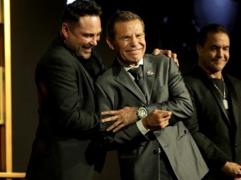 Boxing: Oscar de la Hoya's grand gesture to Julio Cesar Chavez in the Munguia vs Ballard weigh-in