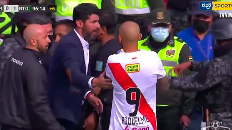 Loco Abreu calmando a Riquelme.