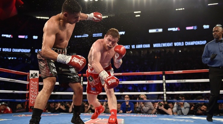 The exact moment of Khan falling after Canelo&#039;s right cross. (David Becker/Getty Images)
