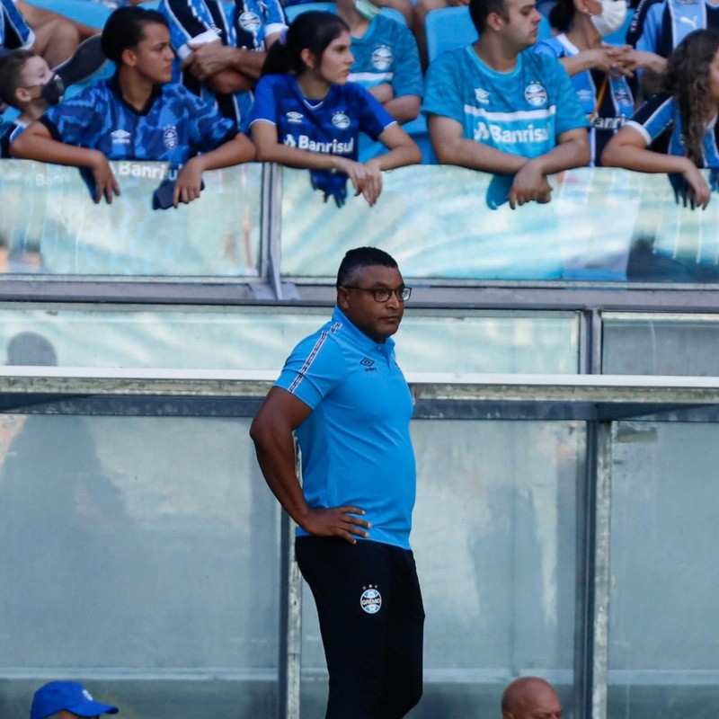 Roger Machado recebe boa notícia nos bastidores do Grêmio e deve contar com reforço para o GreNal