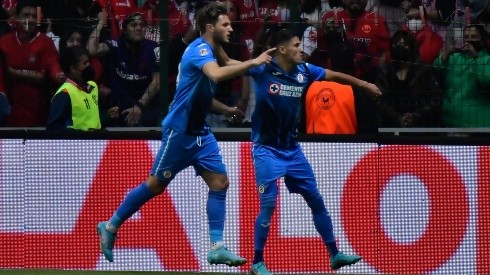 Santi Giménez festejó su gol en Cruz Azul con Uriel Antuna.