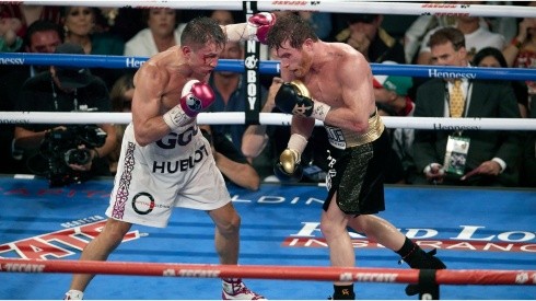 Gennady Golovkin (white trunks) vs Canelo Alvarez (black) in their second fight