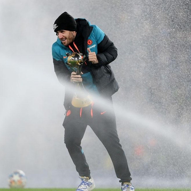 Encendieron los dispersores de agua cuando Chelsea presentaba el trofeo del Mundial de Clubes