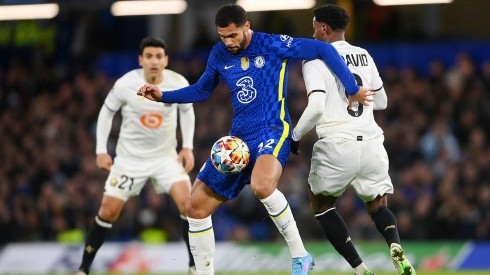 Chelsea en acción con Lille.