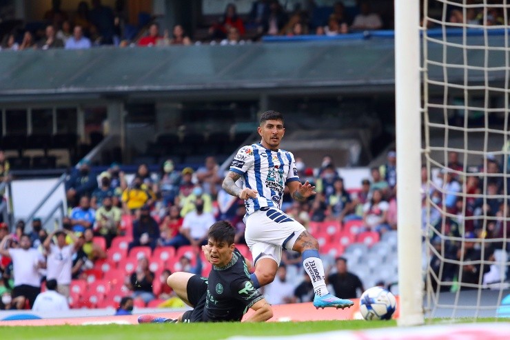 Jorge Meré, del América, mira desesperado el gol de Víctor Guzmán, del Pachuca (foto: Imago7).