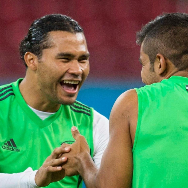 VIDEO: Gullit Peña aparece bebiendo con un aficionado