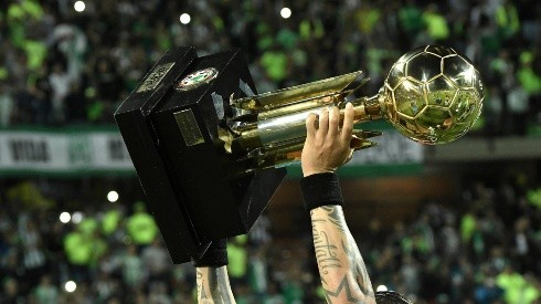 El trofeo de la Recopa Sudamericana.