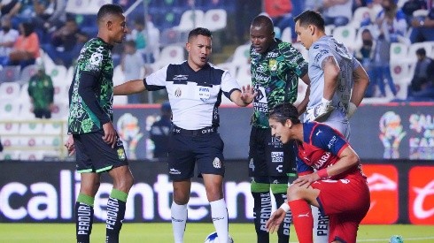 ¿El árbitro Fernando Guerrero la trae contra Chivas? 