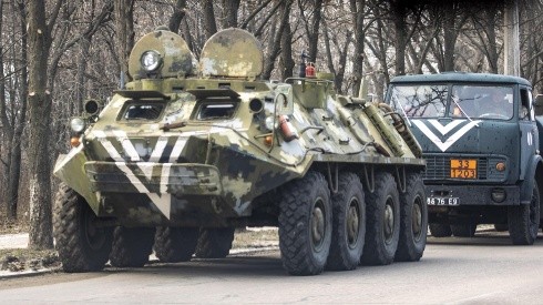 Foto: Aytac Unal/Anadolu Agency via Getty Images | Uma visão de veículos militares após a operação militar da Rússia em 24 de fevereiro de 2022, em Kramatorsk, Ucrânia