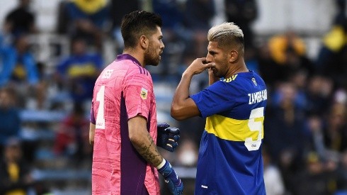 Carlos Zambrano habla con el arquero Agustín Rossi en el último partido de Boca Juniors. Foto: Getty