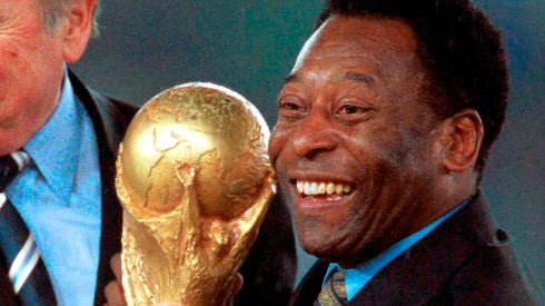 Pelé con el actual trofeo del Mundial.