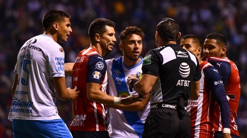 Jugadores de Chivas y Puebla reclaman (IMAGO 7)
