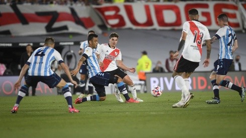 Álvarez y Nery Domínguez disputan el balón en el último River vs. Racing (Foto: Getty).