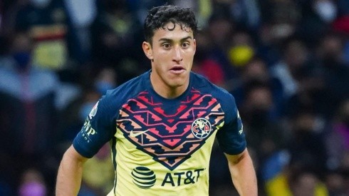 Alejandro Zendejas en un partido del Club América en el Clausura 2022