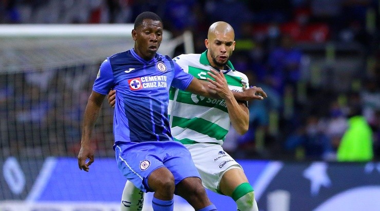 Ciudad de Mexico, 27 de febrero de 2022. Bryan Angulo y Matheus Doria durante el partido de la jornada 7 del torneo Grita Mexico Clausura 2022 de la Liga BBVA MX, entre la Máquina Celeste de la Cruz Azul y los Guerreros de Santos Laguna, celebrado en el estadio Azteca. Foto: Imago7/Alejandra Suárez