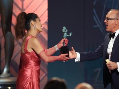 El incómodo momento de Salma Hayek en los SAG Awards al entregarle el premio a Michael Keaton