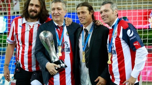 Amaury Vergara, Jorge Vergara, Matías Almeyda y José Luis Higuera celebran el título (JAM MEDIA)