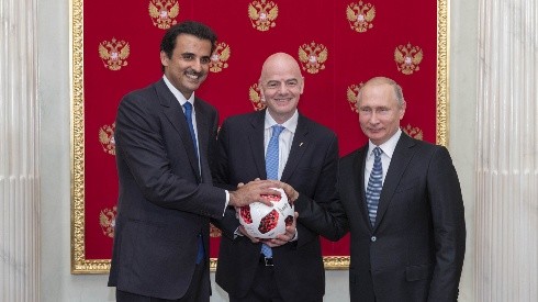 Vladimir Putin, presidente de Rusia, junto a Gianni Infantino y Sheikh Tamim bin Hamad Al Thani, Emir de Qatar.