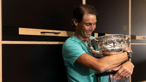 Rafa Nadal con su Australian Open de 2022.