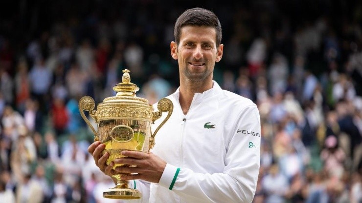 Novak Djokovic con su último trofeo de Wimbledon.