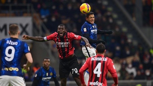 Alexis Sánchez ante Franck Kessié.