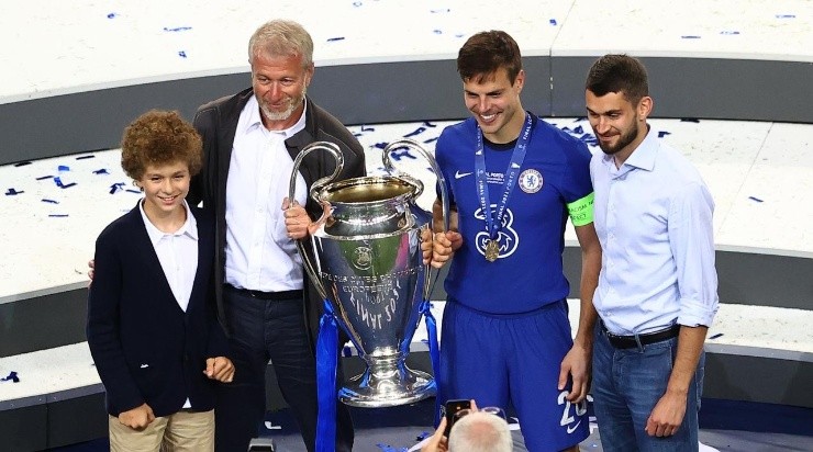 Chelsea FC owner, Roman Abramovich and Cesar Azpilicueta of Chelsea (Photo by Michael Steele/Getty Images)