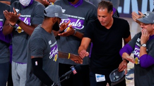 LeBron James junto a Rob Pelinka.