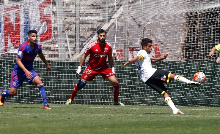 Ramón Fernández defendiendo la camiseta de Colo Colo en un Superclásico | Foto: Agencia Uno 