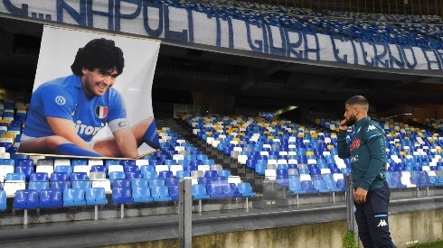 Lorenzo Insigne homenajeando a Maradona