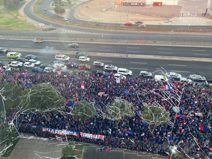 Los Azules se agolparon en Pudahuel para apoyar a sus jugadores | Foto: @DaniAlegria_