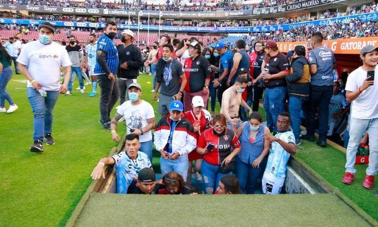 Queretaro - Atlas: Los jugadores intentaron ayudar a la gente para que se refugiara en los vestidores.