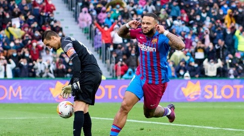 Memphis Depay puso el gol de la victoria de Barcelona ante Elche